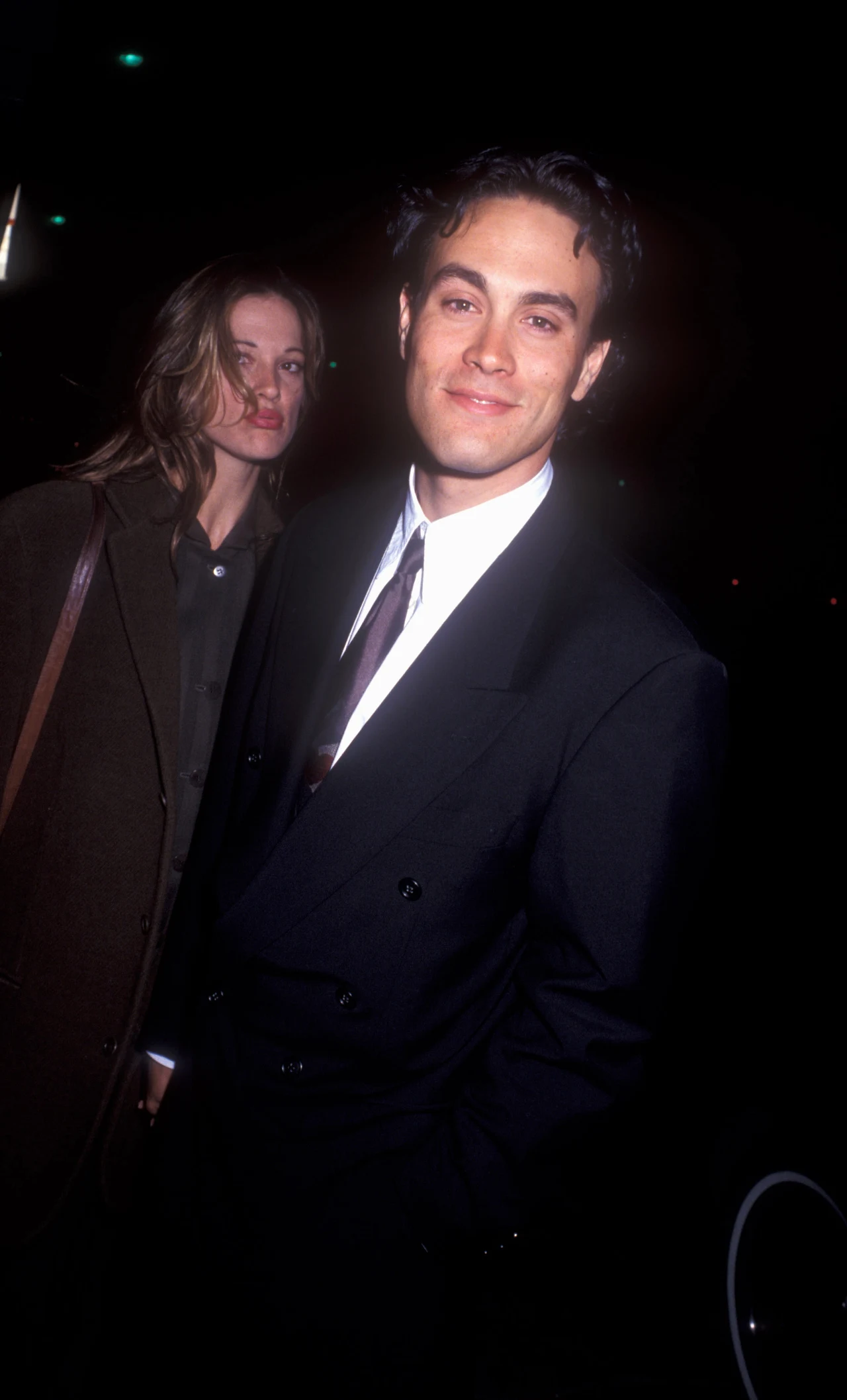 Podczas zdjęć do "Kruka" Alexa Proyasa doszło do wypadku, który kosztował życie Brandona Lee, syna Bruce’a Lee i gwiazdy produkcji. 31 marca 1993 roku aktor został przypadkowo postrzelony.

Tego dnia kręcono jedną z początkowych scen, w której grany przez Lee bohater zostaje postrzelony przez przestępcę (Michael Massee). W wyniku tragicznego przeoczenia w lufie pistoletu, który otrzymał aktor, pozostał jeden nabój amunicji szkolnej. Chociaż w scenie używano ślepych naboi, ich eksplozja wystarczyła, by doprowadzić do wystrzału. Lee został trafiony w brzuch. Zaraz zabrano go do szpitala, gdzie zmarł po sześciogodzinnej operacji. Orzeczono, że jego śmierć miała była skutkiem nieumyślnego wypadku.

Lee nakręcił prawie wszystkie swoje sceny. Po przyzwoleniu ze strony narzeczonej i rodzinny aktora ekipa dokończyła „Kruka”. Massee nigdy nie obejrzał filmu. Chociaż śmierć Lee nie była jego winą, dręczony wyrzutami sumienia na rok zrezygnował z aktorstwa. Po latach przyznał, że wspomnienia z feralnego dnia wciąż nawiedzają go w koszmarach. 