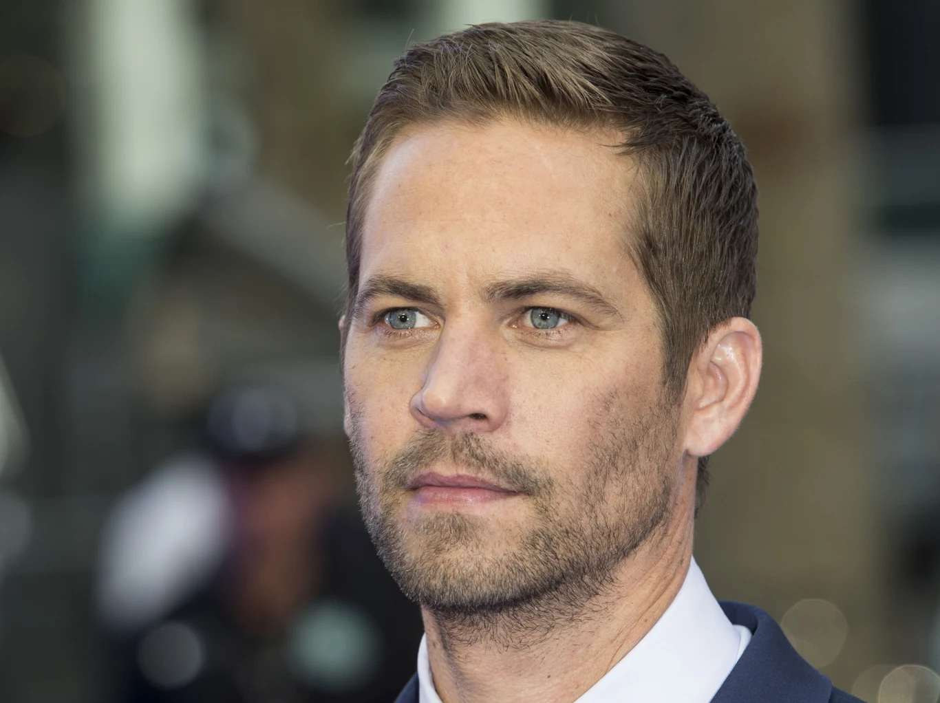 30 listopada 2013 roku Paul Walker zginął w wypadku samochodowym. Tego dnia brał udział w imprezie dobroczynnej Reach Out Worldwide, którą opuścił wraz ze swoim przyjacielem Rogerem Rodasem.

Kierowane przez Rodasa Porsche w pewnym momencie wypadło z drogi, uderzyło w drzewa i stanęło w płomieniach. Obaj mężczyźni zginęli na miejscu.

Walker był wtedy w trakcie zdjęć do siódmej części "Szybkich i wściekłych". Z powodu jego śmierci premiera filmu została opóźniona niemal o rok, a jego treść znacznie zmieniona. Zdjęcia wznowiono w kwietniu 2014 roku. W brakujących scenach Walkera zastępowali dublerzy, w tym jego bracia Cody i Caleb. 