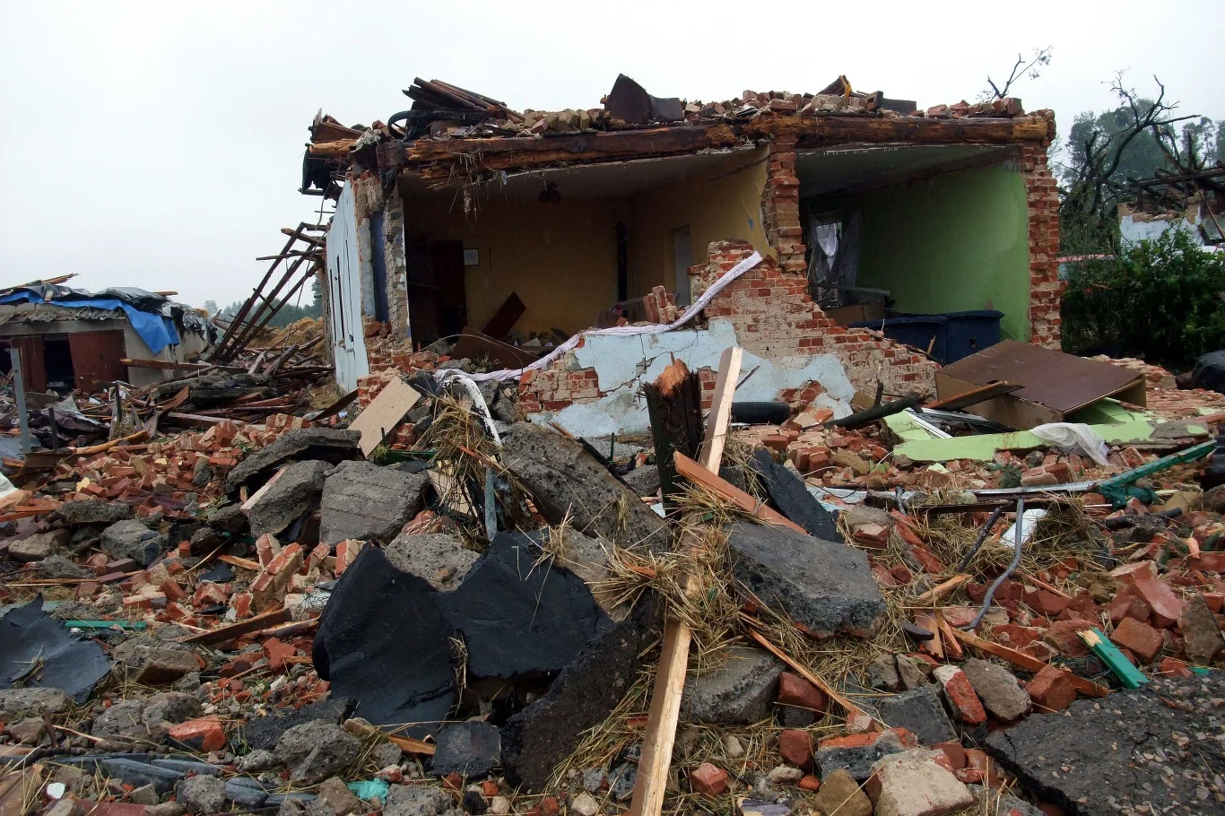 Pomimo że trąby powietrzne w Polsce są słabsze niż amerykańskie tornada, to potrafią dokonać niemałych zniszczeń. Na zdjęciu: zniszczony budynek po przejściu trąby powietrznej w Balcarzowicach w 2008 r.