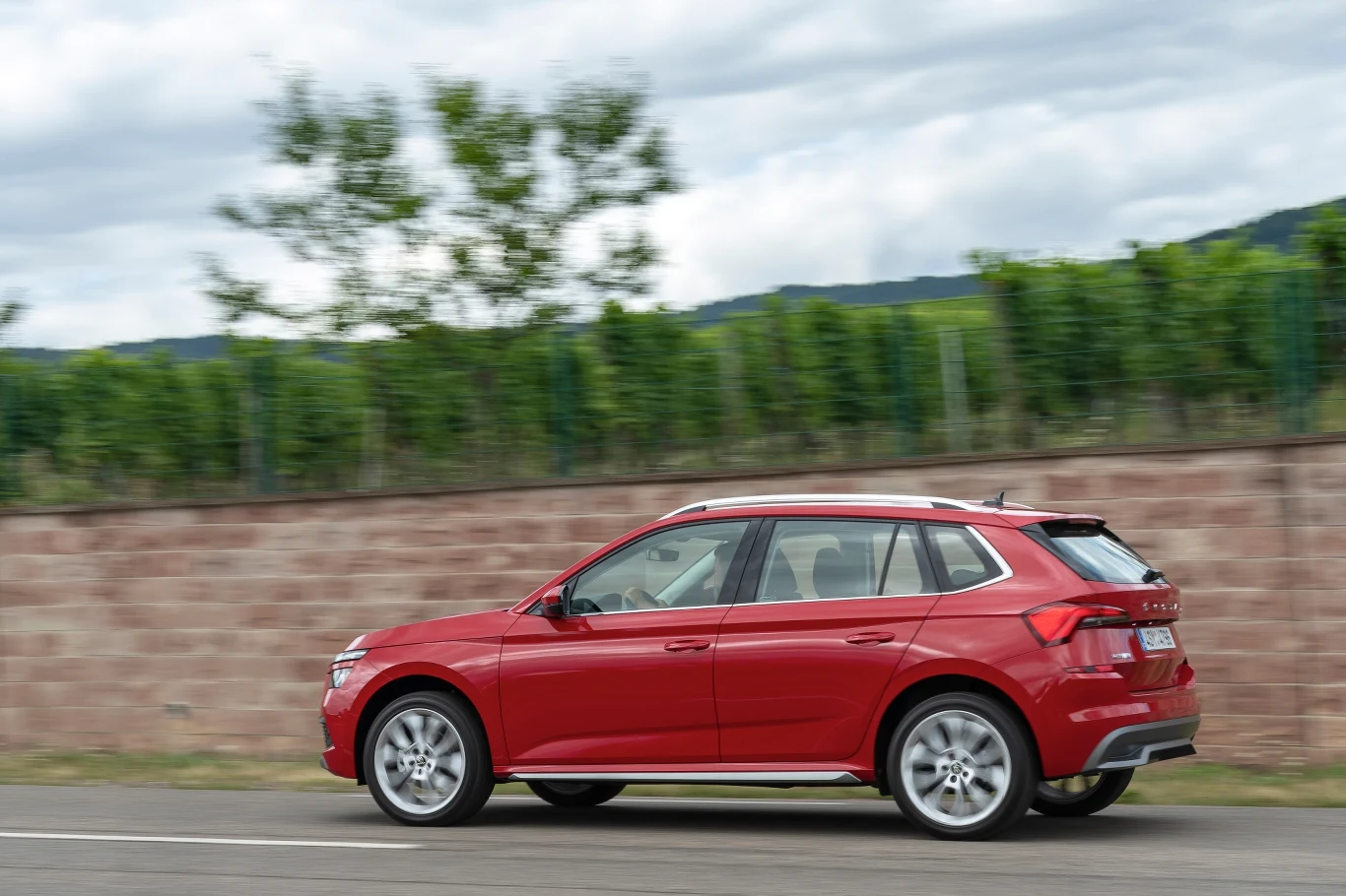 Auto zostało posadowione na płycie podłogowej MQB i jest technicznie blisko spokrewnione z inną nowalijką znad Wełtawy, czyli kompaktową Scalą. 