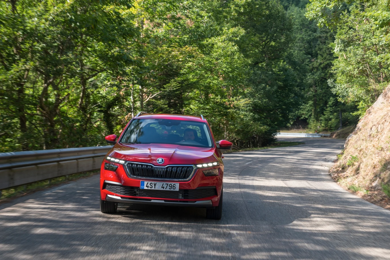 Zapewne zdecydowanie większym powodzeniem klienteli cieszyć się będzie odmiana 1.0 TSI 115 KM 6M Ambition za 77 000 zł, m.in. z alufelgami, kamerą cofania i skórzaną, wielofunkcyjną kierownicą. 