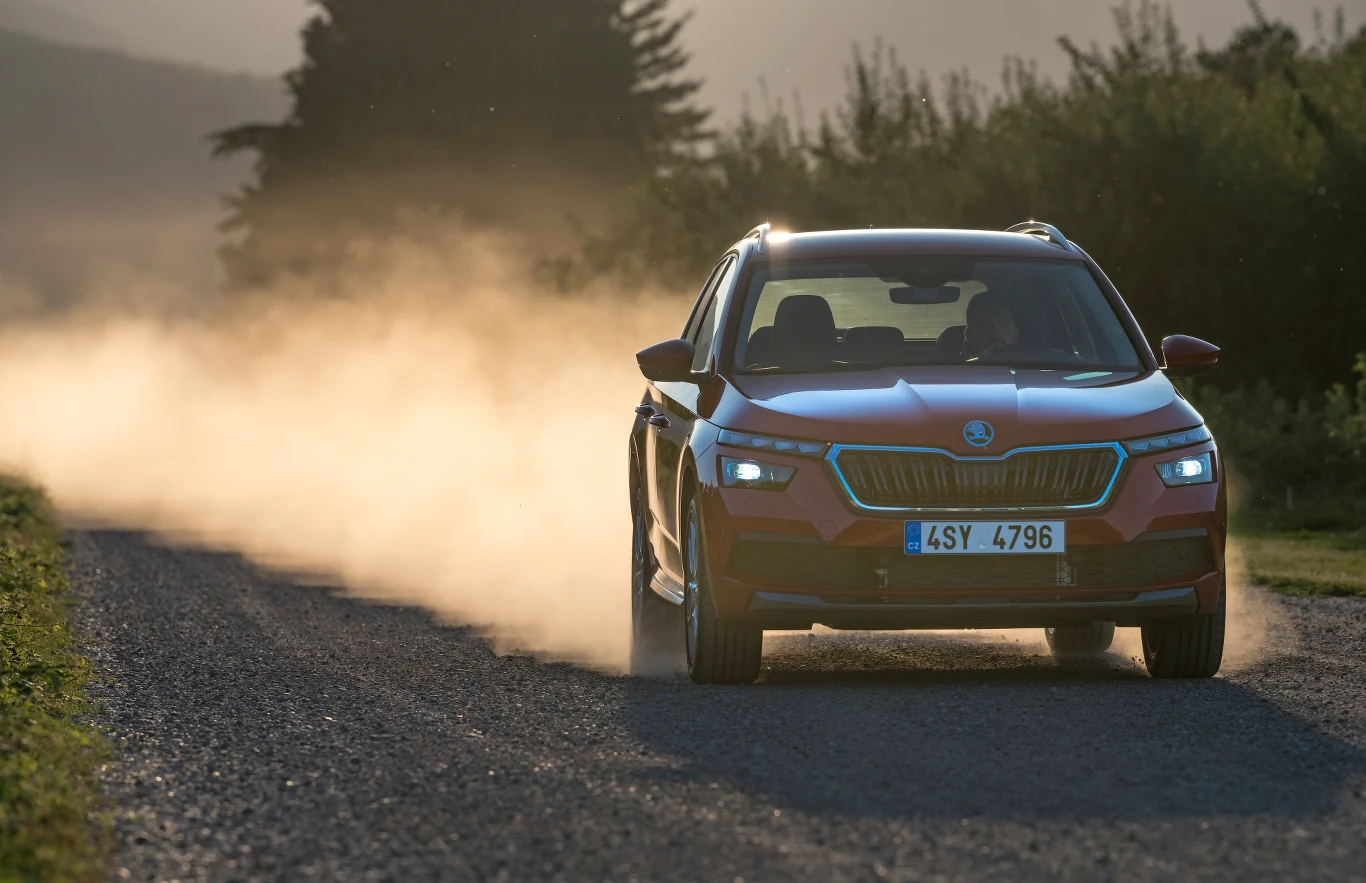 Kamiq jest obecnie oferowany tylko z jednym silnikiem - turbodoładowaną, trzycylindrową jednostką benzynową w dwóch wariantach mocy. W Polsce jego ceny zaczynają się od kwoty 67 150 zł. Za takie pieniądze otrzymamy pojazd z 95-konnym silnikiem, manualną, pięciobiegową przekładnią i w podstawowej wersji wyposażenia Active (najtańsza Scala jest tylko o 50 zł droższa, ale ma pod maską o 20 KM więcej i skrzynię sześciobiegową). 