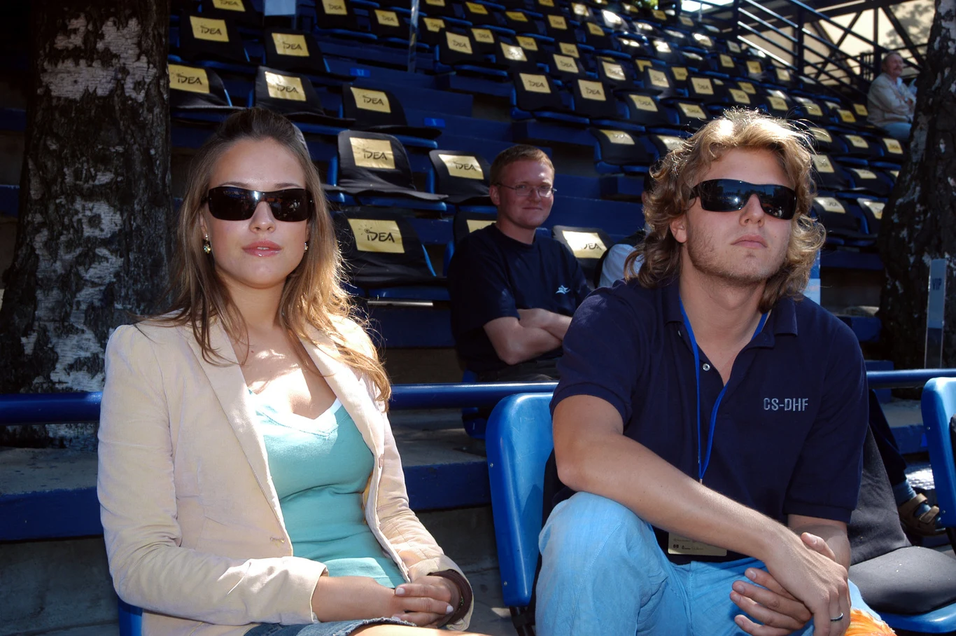 Pracę na planie filmowym Piotr Woźniak-Starak (na zdjęciu z Alicją Bachledą-Curuś) zaczął w wieku 25 lat jako asystent kierownika produkcji w filmie "Strajk" (2006). Był już wówczas absolwentem Parsons School of Design w Nowym Jorku. Potem awansował na asystenta reżysera Macieja Dejczera przy serialu "Oficerowie" (2006) i Andrzeja Wajdy przy filmie "Katyń" (2007). W końcu założył firmę producencką.