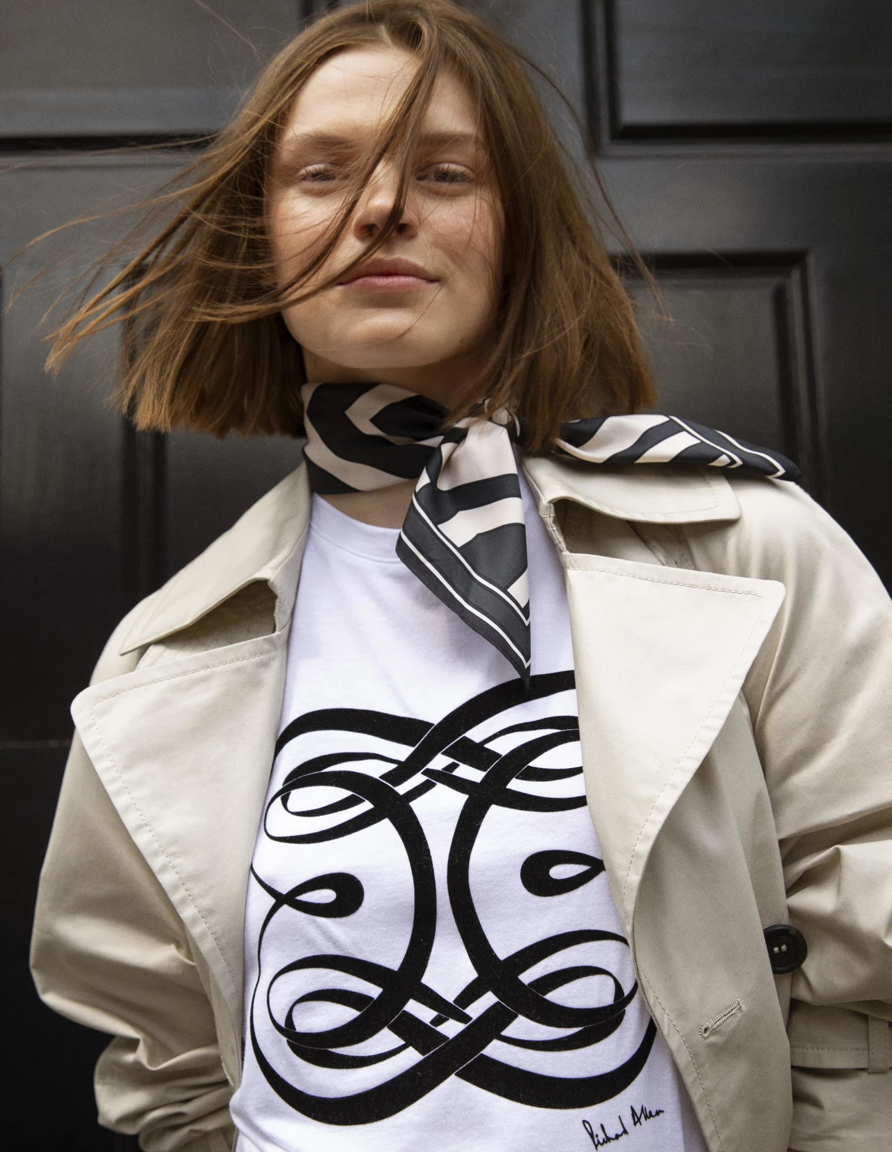 „Swinging London w latach 60. Jest kultową erą pełną wspaniałych grafik i żywiołowego ducha. Jesteśmy podekscytowani współpracą z jednym z najbardziej znaczących projektantów printów tego czasu. Elementy z kolekcji Richard Allan x H&M są mocne i kobiece, a jednocześnie wyrafinowane ”, mówi Maria Östblom, szefowa działu projektowania odzieży damskiej w H&M. „Swinging London w latach 60. Jest kultową erą pełną wspaniałych grafik i żywiołowego ducha. Jesteśmy podekscytowani współpracą z jednym z najbardziej znaczących projektantów printów tego czasu. Elementy z kolekcji Richard Allan x H&M są mocne i kobiece, a jednocześnie wyrafinowane ”, mówi Maria Östblom, szefowa działu projektowania odzieży damskiej w H&M.