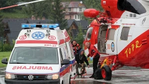  Ranni przenoszeni do karetki na lądowisku TOPR w Zakopanem