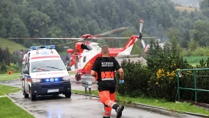 Śmigłowiec TOPR na lądowisku przed szpitalem w Zakopanem