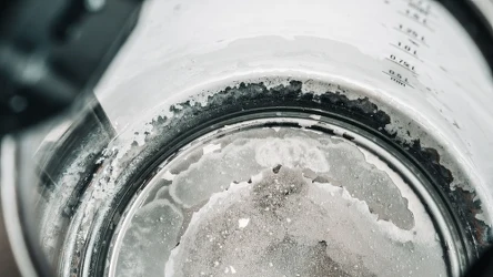 ​Weź ze słoika po ogórkach i wlej do czajnika. Brzmi dziwnie, ale bezbłędnie usuwa kamień