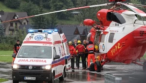 Ranni przenoszeni do karetki