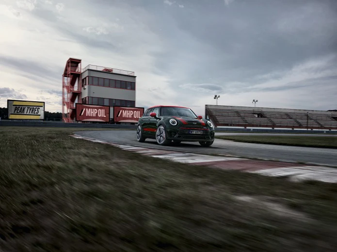 MINI JCW Clubman z nowym, 306-konnym silnikiem na torze czuje się jak w domu 
