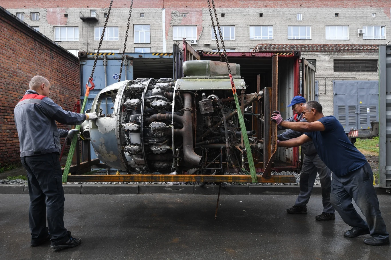„Na terenie Państwowego Uniwersytetu Technicznego w Nowosybirsku po raz pierwszy zostanie zrekonstruowany i doprowadzony do stanu lotnego bombowiec Tu-2. Prace rekonstrukcyjne zostaną przeprowadzone przez Aviarestawratsja. Prace te potrwają trzy lata” – poinformowało w czwartek 22 sierpnia biuro prasowe rosyjskiego Ministerstwa Nauki i Szkolnictwa Wyższego. „Na terenie Państwowego Uniwersytetu Technicznego w Nowosybirsku po raz pierwszy zostanie zrekonstruowany i doprowadzony do stanu lotnego bombowiec Tu-2. Prace rekonstrukcyjne zostaną przeprowadzone przez Aviarestawratsja. Prace te potrwają trzy lata” – poinformowało w czwartek 22 sierpnia biuro prasowe rosyjskiego Ministerstwa Nauki i Szkolnictwa Wyższego.