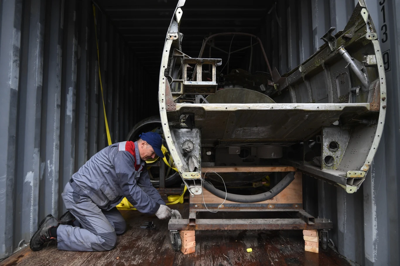 „Nie jest to samolot, który został zestrzelony lub uległ katastrofie. Nie badaliśmy jeszcze jego numerów seryjnych i nie śledziliśmy jeszcze jego dokładnej historii. To dopiero nas czeka. Każdy element zostanie zrekonstruowany lub przywrócony do stanu używalności” - powiedział prezes Fundacji Skrzydła Zwycięstwa Boris Osiatyński. „Nie jest to samolot, który został zestrzelony lub uległ katastrofie. Nie badaliśmy jeszcze jego numerów seryjnych i nie śledziliśmy jeszcze jego dokładnej historii. To dopiero nas czeka. Każdy element zostanie zrekonstruowany lub przywrócony do stanu używalności” - powiedział prezes Fundacji Skrzydła Zwycięstwa Boris Osiatyński.