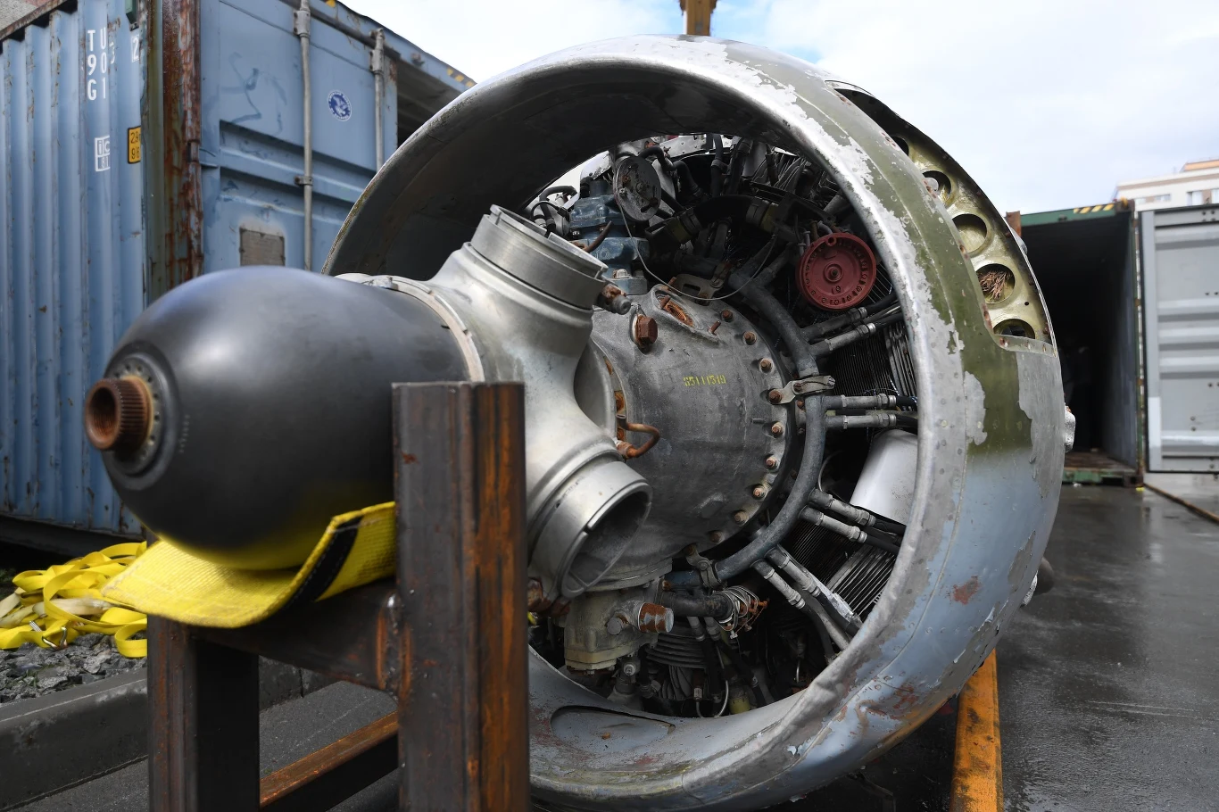 Pierwsze samoloty serii próbnej trafiły do 132 samodzielnego pułku bombowego we wrześniu 1942 roku. Mimo bardzo dobrych opinii, jakie wystawili samolotowi piloci frontowi, decydenci w Moskwie dali pierwszeństwo w budowie mają szturmowce Ił-2 i myśliwce Jakowlewa. Na rozpoczęcie seryjnej produkcji trzeba było poczekać rok. Pierwsze samoloty serii próbnej trafiły do 132 samodzielnego pułku bombowego we wrześniu 1942 roku. Mimo bardzo dobrych opinii, jakie wystawili samolotowi piloci frontowi, decydenci w Moskwie dali pierwszeństwo w budowie mają szturmowce Ił-2 i myśliwce Jakowlewa. Na rozpoczęcie seryjnej produkcji trzeba było poczekać rok.