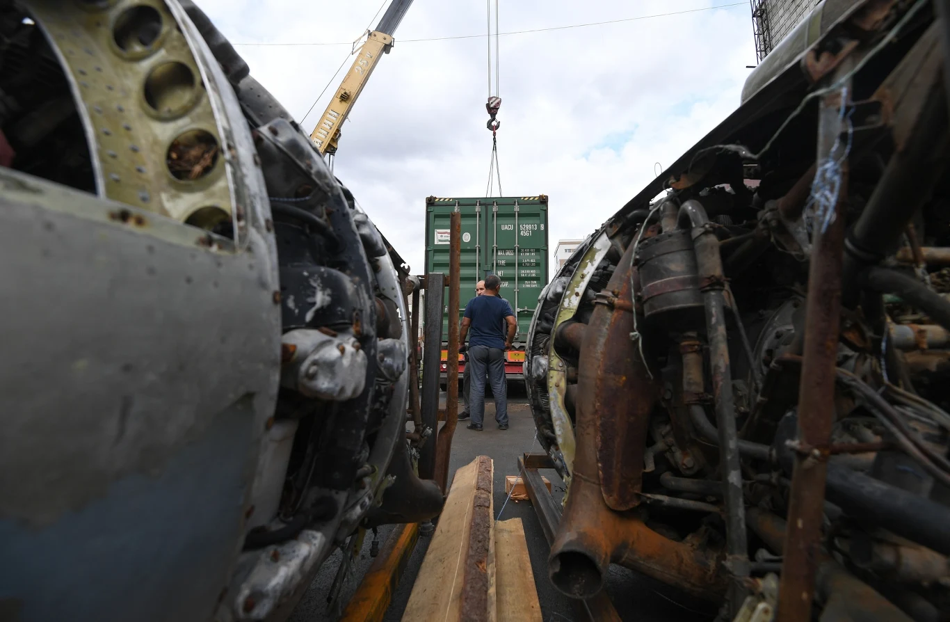Siły Powietrzne PRL również posiadały na stanie Tu-2. Osiem maszyn tego typu trafiło jesienią1949 roku do 7 pułku bombowców nurkujących. Niedługo później cztery egzemplarze w wersji rozpoznania fotograficznego trafiły do 30 pułku lotniczego Marynarki Wojennej. Maszyny znajdujące się na stanie Marynarki Wojennej służyły najdłużej – wycofano je ostatecznie w 1957 roku. Dziś jeden z zachowanych egzemplarzy można oglądać w Muzeum Lotnictwa Polskiego w Krakowie, a drugi w Muzeum Wojska Polskiego w Warszawie Siły Powietrzne PRL również posiadały na stanie Tu-2. Osiem maszyn tego typu trafiło jesienią1949 roku do 7 pułku bombowców nurkujących. Niedługo później cztery egzemplarze w wersji rozpoznania fotograficznego trafiły do 30 pułku lotniczego Marynarki Wojennej. Maszyny znajdujące się na stanie Marynarki Wojennej służyły najdłużej – wycofano je ostatecznie w 1957 roku. Dziś jeden z zachowanych egzemplarzy można oglądać w Muzeum Lotnictwa Polskiego w Krakowie, a drugi w Muzeum Wojska Polskiego w Warszawie