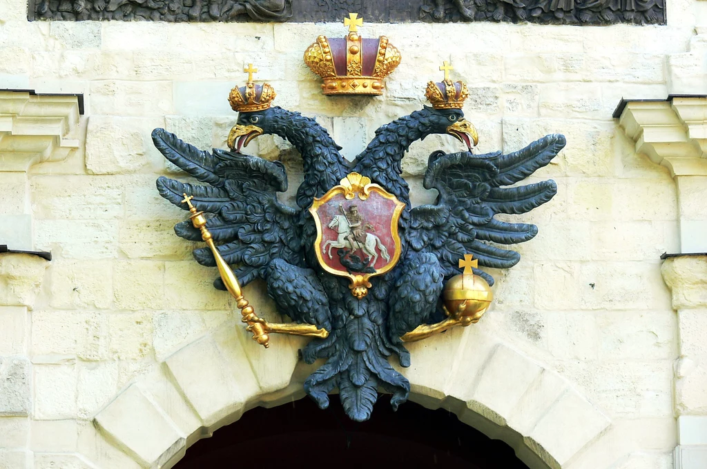 Dzisiejsza Rosja dba o podkreślanie sukcesji i tradycji Rosji carów. Carski orzeł nad bramą Twierdzy Pietropawłowskiej. Dzisiejsza Rosja dba o podkreślanie sukcesji i tradycji Rosji carów. Carski orzeł nad bramą Twierdzy Pietropawłowskiej.
