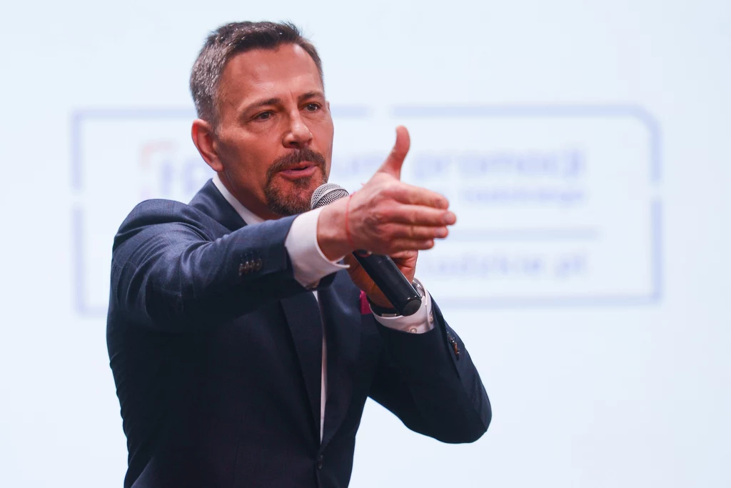 Okazało się jednak, że to niejedyna tego typu inicjatywa ze strony Ultraligi. Z racji swoich powiązań z Polsatem, organizatorzy zmagań zdecydowali się raz jeszcze przyciągnąć do siebie osobę związaną ze światem telewizji. Mianowicie finałowy weekend rozgrywek poprowadzi Krzysztof Ibisz. Okazało się jednak, że to niejedyna tego typu inicjatywa ze strony Ultraligi. Z racji swoich powiązań z Polsatem, organizatorzy zmagań zdecydowali się raz jeszcze przyciągnąć do siebie osobę związaną ze światem telewizji. Mianowicie finałowy weekend rozgrywek poprowadzi Krzysztof Ibisz.