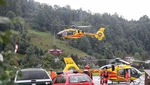 Śmigłowiec Lotniczego Pogotowia Ratunkowego w trakcie akcji ratowniczej w Tatrach