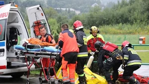 Ranni przenoszeni do karetki w Zakopanem; zdj. ilustracyjne 