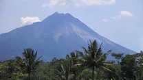 Czynny stratowulkan Merapi leży w Indonezji i jest nazywany również przez niektórych "górą ognia". Powodem prawdopodobnie jest jego duża aktywność. Podczas niebezpiecznej erupcji tego leżącego w bardzo zaludnionej okolicy wulkanu w 2010 roku, śmierć lub inne poważne straty poniosło wielu mieszkańców obszaru.