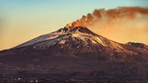 Etna, położona na Sycylii jest jednym z najpopularniejszych wulkanów na całym globie. Od 2013 roku wulkan znajduje się na liście światowego dziedzictwa UNESCO, co wpłynęło na jego jeszcze większą rozpoznawalność. Stratowulkan pozostaje stale aktywny, przez co non stop zmienia się jego wysokość. 