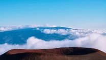 Mauna Loa wyróżnia się z kilku względów. Po pierwsze: jest najwyższym wulkanem tarczowym, który zachował swoją aktywność. Po drugie: aż 4975 metrów jego wysokości znajduje się pod wodą. Wulkan należy do najbardziej aktywnych na świecie i zajmuje niemal połowę powierzchni wyspy Hawaiʻi, na której się znajduje. 