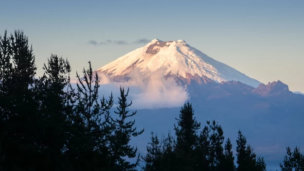 Cotopaxi leży w Ekwadorze. To czynny stratowulkan o stożkowatym kształcie. Jego najsilniejsza erupcja była tragiczna w skutkach, ponieważ całkowicie zniszczyła miasto Tacunga. Było to na przełomie lat 1532 i 1533. Ostatnia raz wulkan wybuchł w 2015 roku.