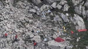 Ratownicy TOPR przed Jaskinią Wielką Śnieżną w Tatrach