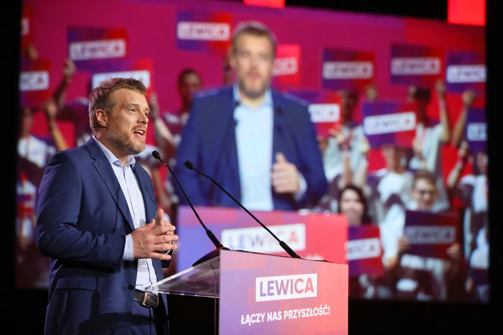 Adrian Zandberg przekonywał, że Lewica zadba o ciężko pracujących ludzi, którzy mają prawo do bezpieczeństwa. "Dlatego w przyszłym roku podniesiemy płacę minimalną do 2700 zł i wprowadzimy mechanizm, który zagwarantuje, że te niższe płacę będą rosnąć szybciej”- zadeklarował. Zanberg zadeklarował też, że wspólnie z deweloperami lewica wybuduje milion mieszkań w Polsce i doprowadzi do tego, by młoda rodzina mogła wynająć mieszkanie za tysiąc złotych. 