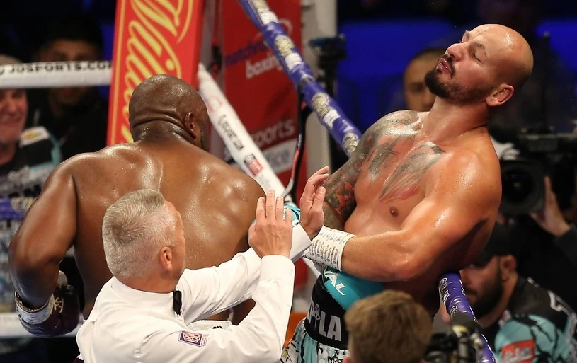 Artur Szpilka zaliczył drugi w karierze bardzo ciężki nokaut. Na zdjęciu z rąk Chisory Artur Szpilka zaliczył drugi w karierze bardzo ciężki nokaut. Na zdjęciu z rąk Chisory