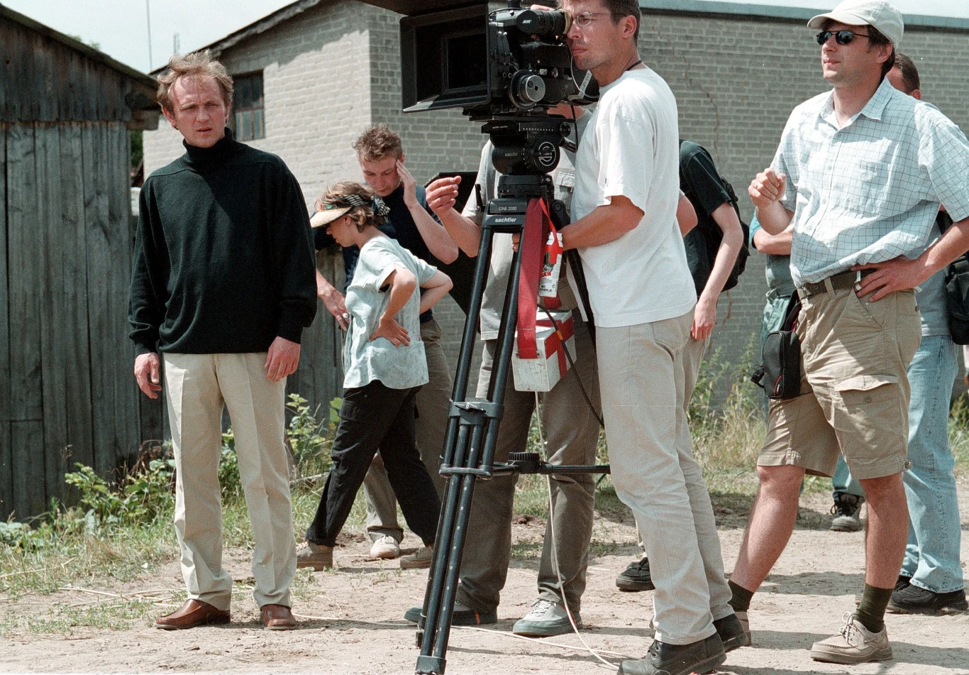 W kolejnych latach Chyra pojawiał się głównie na drugim planie – jako nieuczciwy biznesmen w komedii "Pieniądze to nie wszystko" Juliusza Machulskiego, zabójca gwałciciela swojej żony w "Symetrii" Konrada Niewolskiego, ojciec dziewczynki, która uciekła z domu w "Zmruż oczy" Andrzeja Jakimowskiego, polityk-hipokryta w "Pogodzie na jutro" Jerzego Stuhra.

Na zdjęciu: Andrzej Chyra na planie filmu "Zmruż oczy"