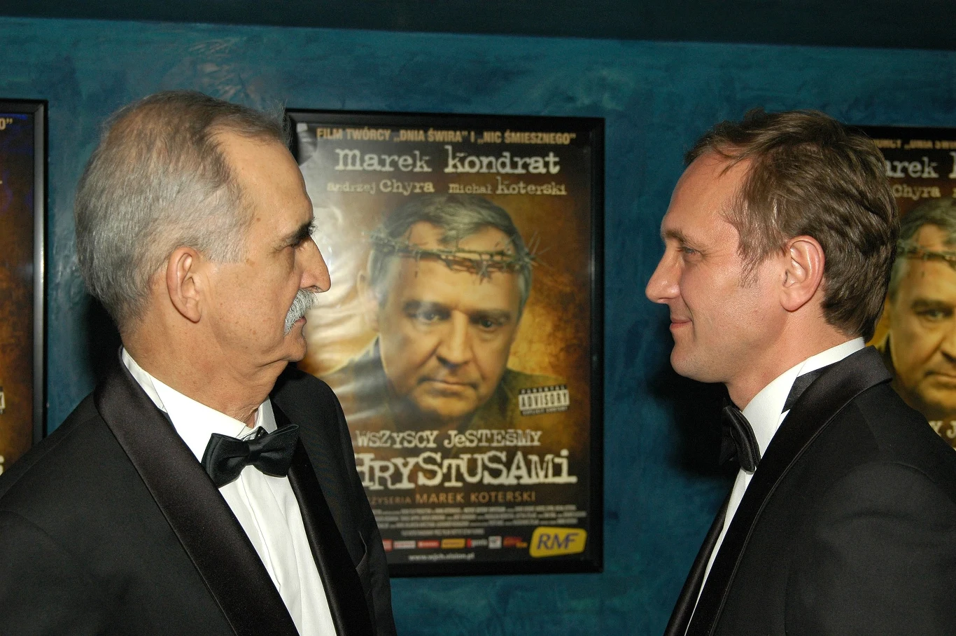 W 2007 roku Chyra po raz pierwszy współpracował z Markiem Koterskim. W jego "Wszyscy jesteśmy Chrystusami" wcielił się w młodszą wersję Adama Miauczyńskiego (starszą wykreował Marek Kondrat), który przez całe swoje życie zmagał się z nałogiem alkoholowym. "Rzadko mi się zdarza oglądając film, w którym gram, żebym się wzruszał" – mówił o swojej roli Chyra. Z Koterskim współpracował później w 2018 roku przy okazji jego "7 uczuć". W filmie, w którym dorośli aktorzy zagrali uczniów piątej klasy szkoły podstawowej, wcielił się w klasowego amanta.

Na zdjęciu: Marek Koterski i Andrzej Chyra