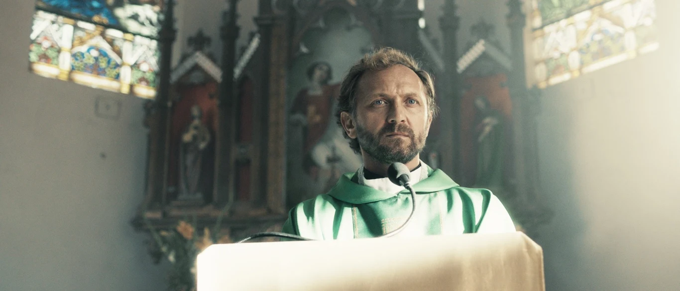 W 2013 roku do kin wszedł kontrowersyjny film "W imię…" Małgorzaty Szumowskiej. Chyra zagrał małe role w jej poprzednich filmach: "Ono" (2004) i "Sponsoringu" (2011). "W imię…" opowiadało o księdzu, który ze strachu przed swoją orientacją seksualną uciekł w stan duchowny. Film otrzymał liczne nagrody, między innymi Srebrne Lwy podczas FPFF w Gdyni i Teddy podczas Berlinale. Kreację Chyry wyróżniono nagrodą aktorską w Gdyni.

Na zdjęciu: Andrzej Chyra w filmie "W imię..."