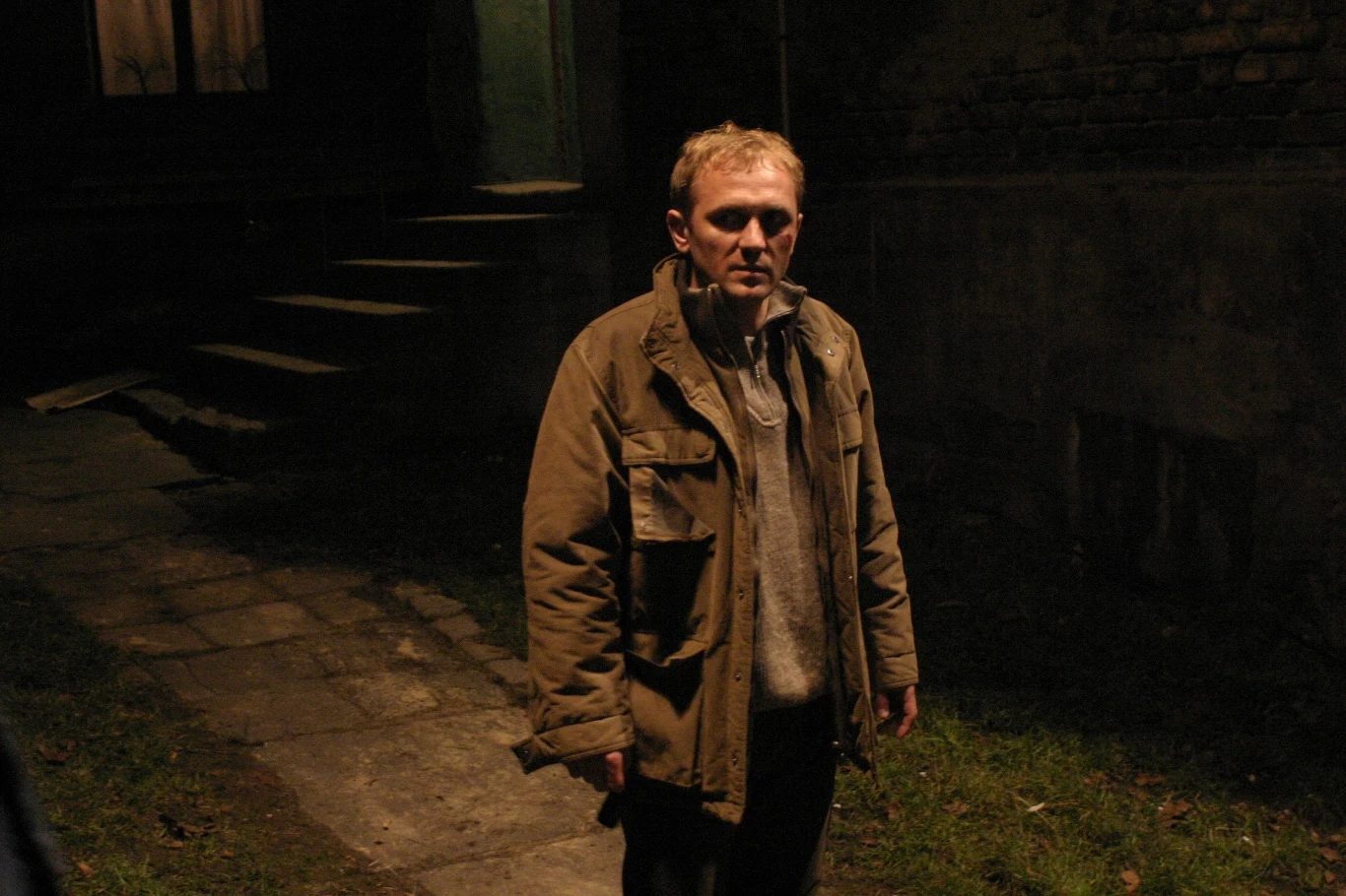 Kolejne nagrody przyniosła mu główna rola w "Komorniku" (2005) Feliksa Falka. Wcielił się w Lucjana, który bezwzględnie egzekwuje długi mieszkańców Wałbrzycha. Miejscowi boją się go, a koledzy po fachu brzydzą. Gdy Lucjan spotyka Gosię, swoją dawną miłość, a młody chłopak, który miał przez niego trafić do więzienia popełnia samobójstwo, komornik postanawia się zmienić. Chyra ponownie otrzymał nagrodę w Gdyni i Orła.

Na zdjęciu: Andrzej Chyra w filmie "Komornik"