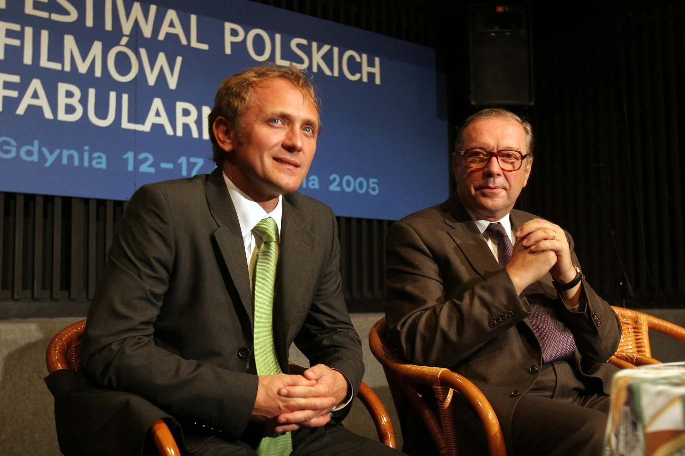 W 2005 roku Chyra po raz pierwszy współpracował z Krzysztofem Zanussim przy okazji filmu "Persona non grata". Po raz drugi spotkali się na planie "Eteru" (2018), w którym przypadła mu jedna z głównych ról. Chyra wcielił się w komendanta austro-węgierskiej twierdzy w przededniu I wojny światowej, do której trafia doktor (Jacek Poniedziałek). Uczony dokonuje nieetycznych eksperymentów z użyciem eteru. Chyra jako jego dowódca udaje, że nie zdaje sobie sprawy z jego poczynań. Aktor zręcznie daje jednak sygnały, że jest świadomy jego wątpliwie moralnych czynów.

Na zdjęciu: Andrzej Chyra i Krzysztof Zanussi