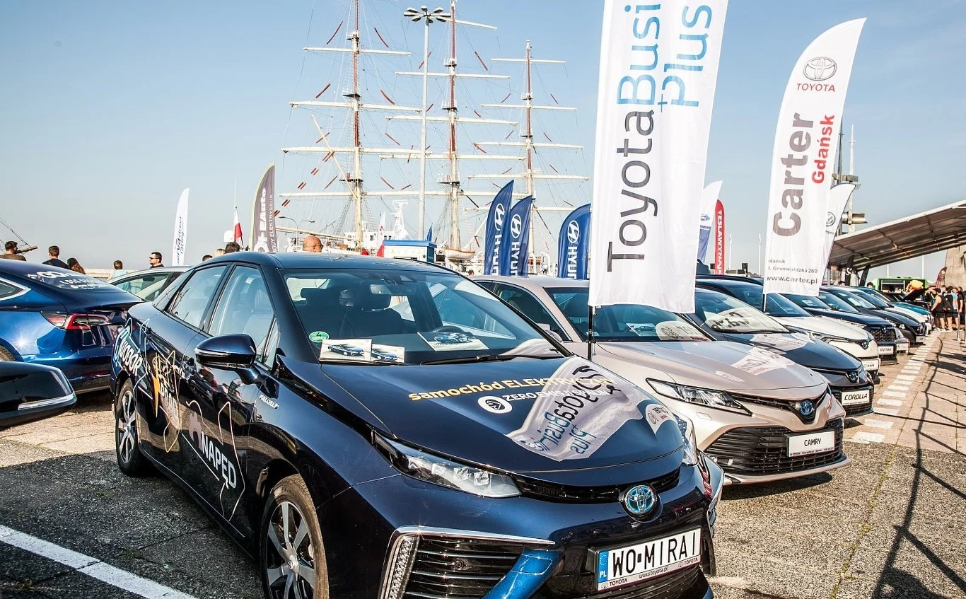 Ciekawą ekspozycję przygotowali dealer Toyota Carter Gdańsk oraz zespół Toyota Team Classic. Na ich stanowisku z jednej strony można było podziwiać sportowe Toyoty, w tym najnowszą GR Suprę oraz klasyczną Celicę startującą w Toyota Racing Cup, a z drugiej najnowsze hybrydy - nowe Camry, RAV4 czy Corollę. 