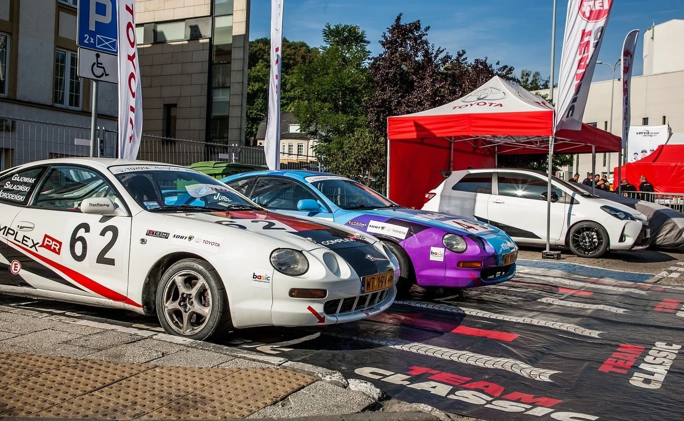 Tegoroczna Verva Street Racing przynosiła jeszcze więcej atrakcji. W strefie Pit Party wystawiono wiele rozmaitych samochodów. Znalazły tam się klasyki, youngtimery, auta sportowe, hybrydowe i elektryczne, a także najnowsze modele, które dopiero wjechały do salonów. 