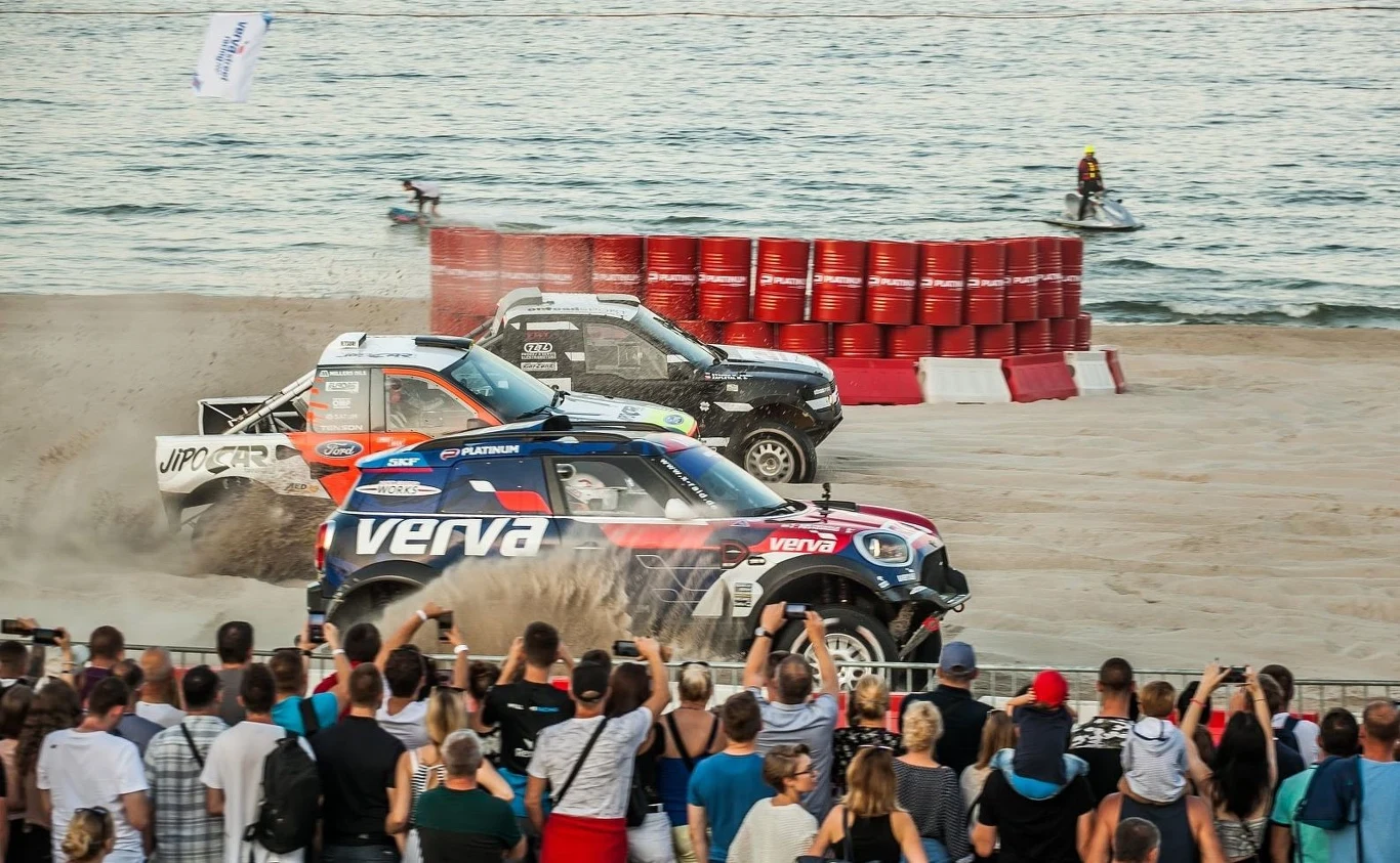 Wyjątkową atrakcją był dodatkowy Tor Dakar, zlokalizowany na plaży miejskiej. Tutaj prezentowano możliwości samochodów cross-country, motocykli, UTV, a nawet dakarowej ciężarówki. 