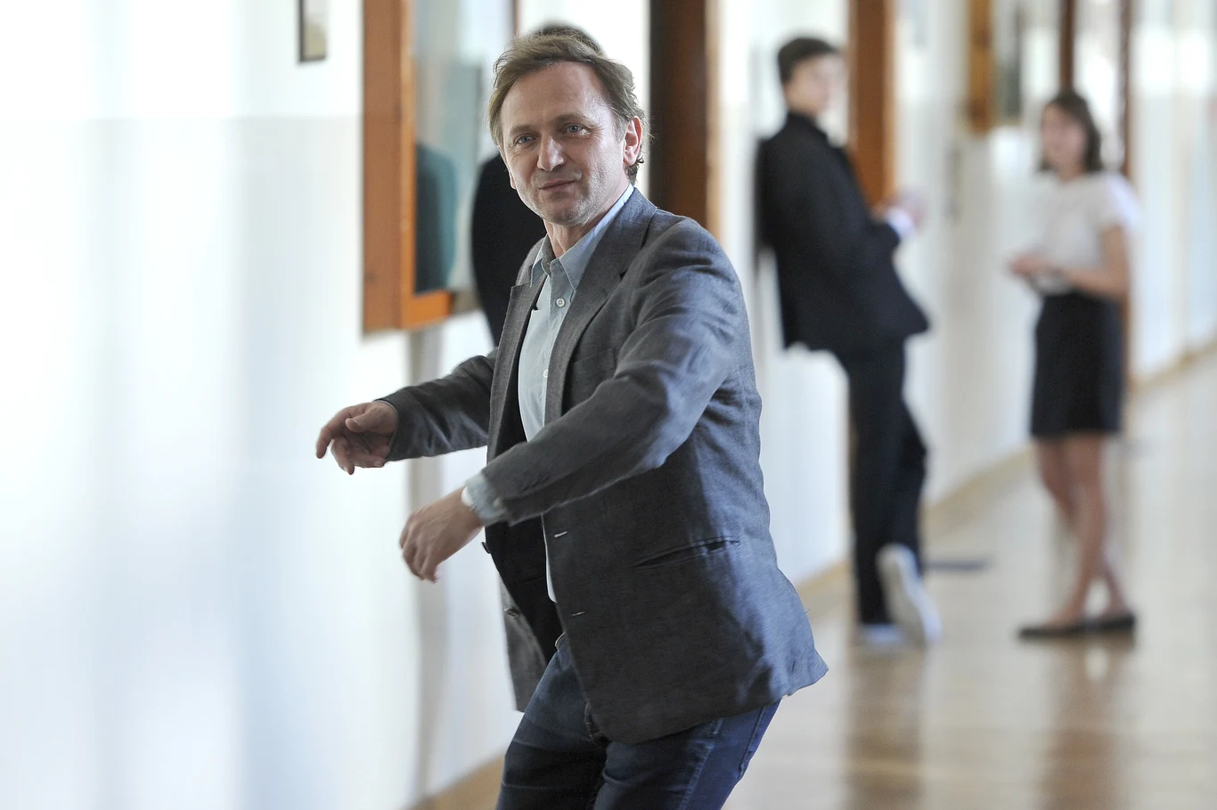 Chyra przez lata z powodzeniem kreował także w role w kinie rozrywkowym. W 2014 roku w "Carte Blanche" Jacka Lusińskiego wcielił się w nauczyciela, który zaczyna stopniowo tracić wzrok. Bojąc się zwolnienia ukrywa ten fakt przed swoimi przełożonymi i uczniami. 

Na zdjęciu: Andrzej Chyra na planie filmu "Carte Blanche"