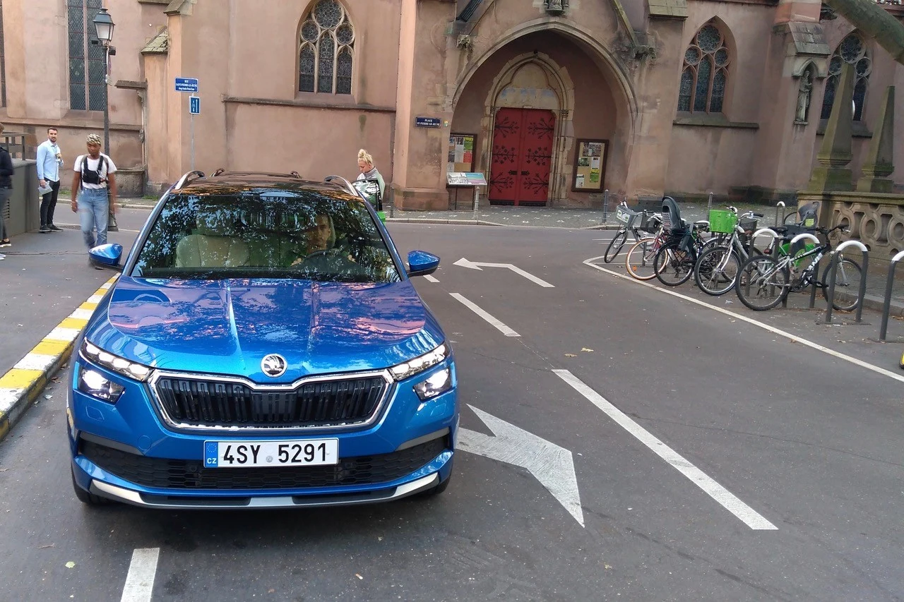  Nie sprawiają, że czeskie auto staje się demonem dynamiki i szybkości (według danych fabrycznych prędkość 100 km/godz. osiąga po 10 sekundach od startu), ale z pewnością nie jest też zawalidrogą. Przynajmniej wtedy, gdy wiezie dwóch pasażerów i i nie ma wypełnionego do końca bagażnika. 1.0 TSI nie zdradza jakimikolwiek wibracjami swojej trzycylindrowej natury. Do wnętrza kabiny nie przenikają również żadne nieprzyjemne hałasy. Nie mamy też zastrzeżeń do pracy skrzyń biegów. Zarówno manualnej, jak i dwusprzęgłowej DSG. Zawieszenie jest raczej ustawione z myślą o komforcie podróżowania. Nie wpływa to jednak na stabilne, bez nadmiernych przechyłów nadwozia zachowanie samochodu na krętych drogach. W trybie Sport całość się jeszcze nieco usztywnia, ale różnice nie są przesadnie odczuwalne. 