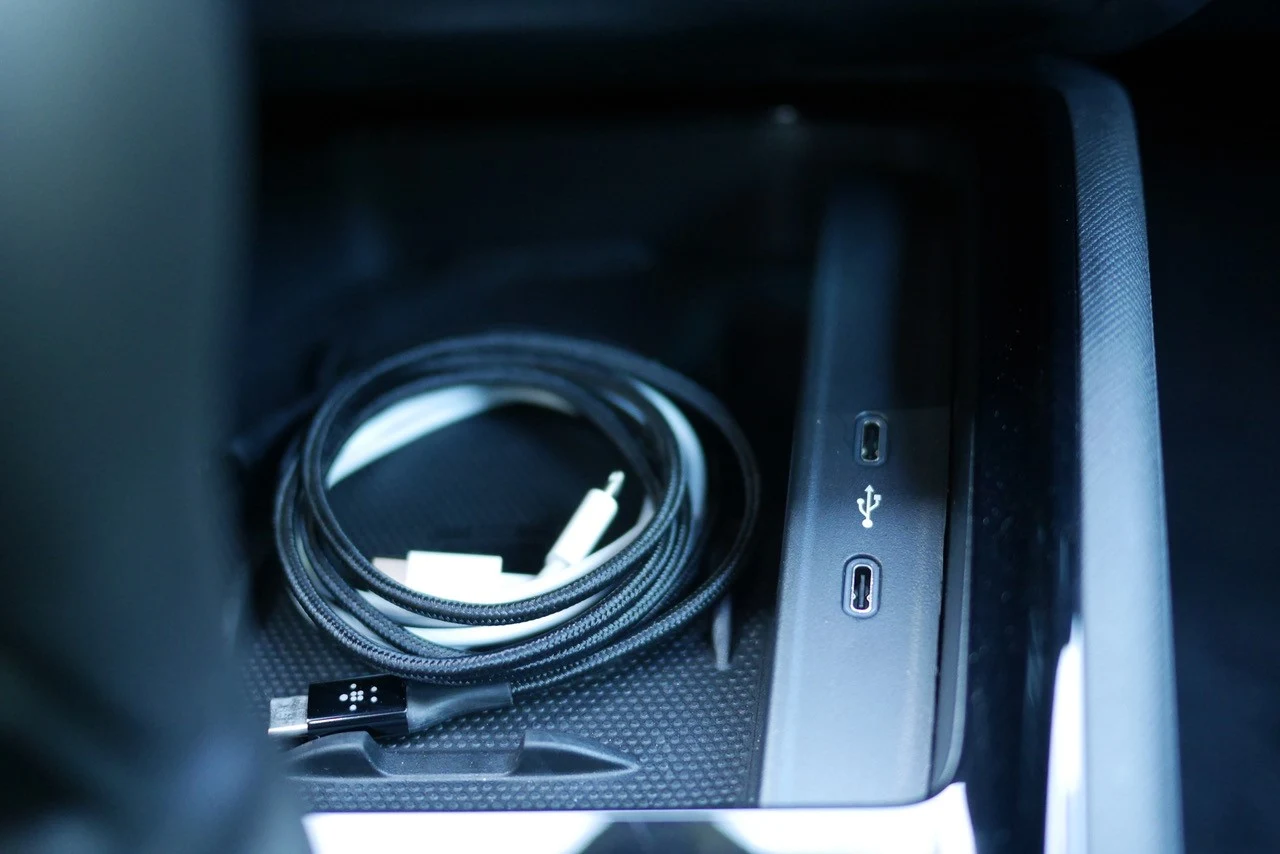 Łączność ze smartfonami zapewniają bezprzewodowe systemy Apple Car Play i Android Auto. Są też wejścia USB. Nowego typu C, co wielu użytkowników zmusi do zastosowania przejściówek. 
