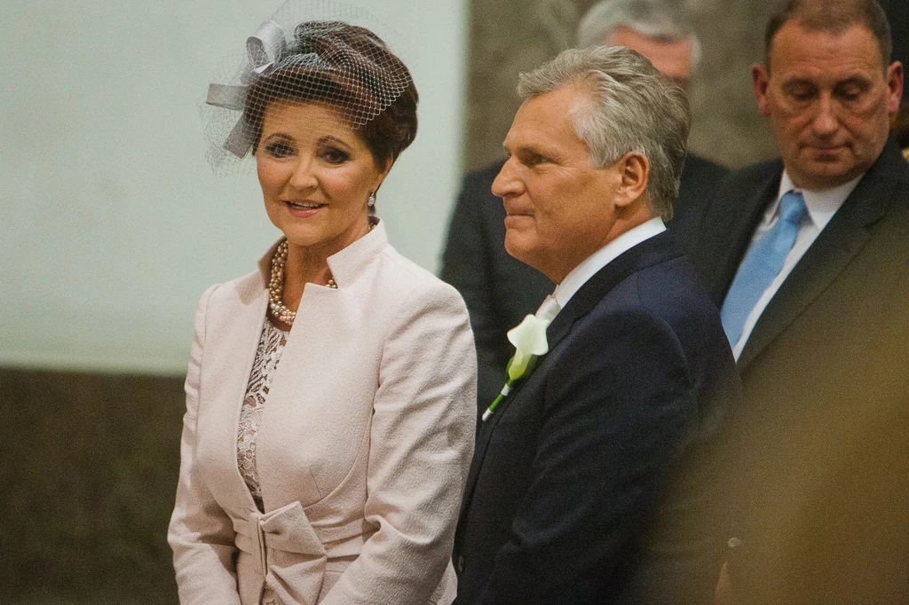 Wielkie zainteresowanie wzbudziła kreacja, w jakiej Jolanta Kwaśniewska pojawiła się na ślubie i weselu córki Aleksandry i Kuby Badacha w 2012 roku. Wielkie zainteresowanie wzbudziła kreacja, w jakiej Jolanta Kwaśniewska pojawiła się na ślubie i weselu córki Aleksandry i Kuby Badacha w 2012 roku.