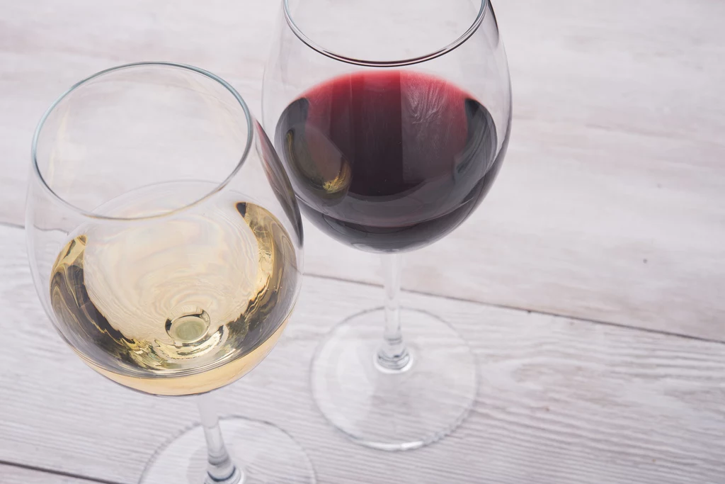 Z badań wiemy, że regularne picie alkoholu zwiększa ryzyko raka krtani, ust, gardła, przełyku piersi oraz jelita grubego. Przy spożywaniu dwóch kieliszków wina dziennie czy pół litra piwa, ryzyko zachorowania na raka okrężnicy wzrasta aż o 25 proc. Alkohol zmienia metabolizm estrogenów, dlatego nawet umiarkowanie jego picie zwiększa ryzyko nowotworu piersi. Z badań wiemy, że regularne picie alkoholu zwiększa ryzyko raka krtani, ust, gardła, przełyku piersi oraz jelita grubego. Przy spożywaniu dwóch kieliszków wina dziennie czy pół litra piwa, ryzyko zachorowania na raka okrężnicy wzrasta aż o 25 proc. Alkohol zmienia metabolizm estrogenów, dlatego nawet umiarkowanie jego picie zwiększa ryzyko nowotworu piersi.