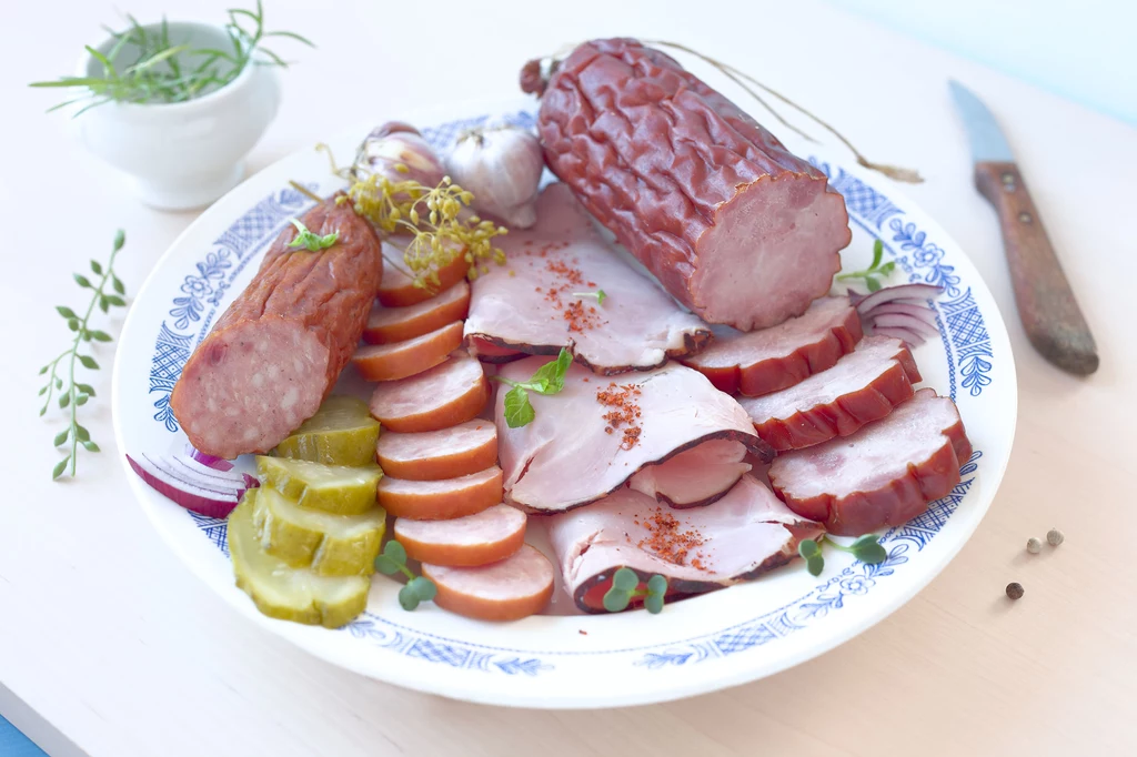 Nadmiar tłustych produktów w codziennym menu może zwiększać ryzyko zachorowania na raka piersi u kobiet. Mowa tutaj przede wszystkim o posiłkach niskobłonnikowych z wysokim udziałem tłuszczów zwierzęcych – czyli typowej diecie polskiej. Takie żywienie sprzyja wyższym stężeniom estrogenów i wolniejszemu ich metabolizmowi. Nadmiar tłustych produktów w codziennym menu może zwiększać ryzyko zachorowania na raka piersi u kobiet. Mowa tutaj przede wszystkim o posiłkach niskobłonnikowych z wysokim udziałem tłuszczów zwierzęcych – czyli typowej diecie polskiej. Takie żywienie sprzyja wyższym stężeniom estrogenów i wolniejszemu ich metabolizmowi.