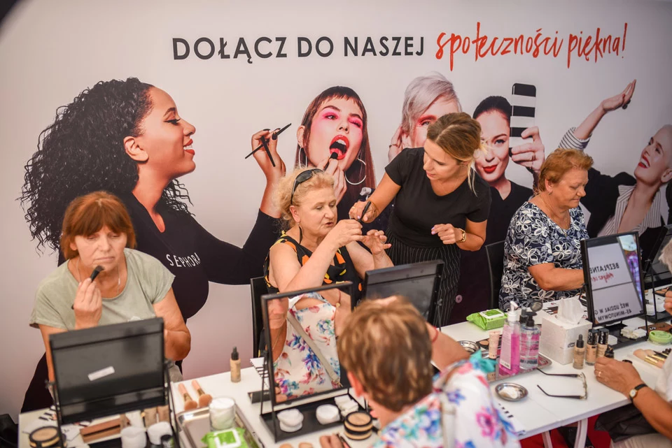Już od 28 sierpnia w wybranych perfumeriach Sephora na terenie całej Polski, ruszają grupowe warsztaty z makijażu cery dojrzałej. Odbywać się będą w co drugą środę aż do 6 listopada. Już od 28 sierpnia w wybranych perfumeriach Sephora na terenie całej Polski, ruszają grupowe warsztaty z makijażu cery dojrzałej. Odbywać się będą w co drugą środę aż do 6 listopada.