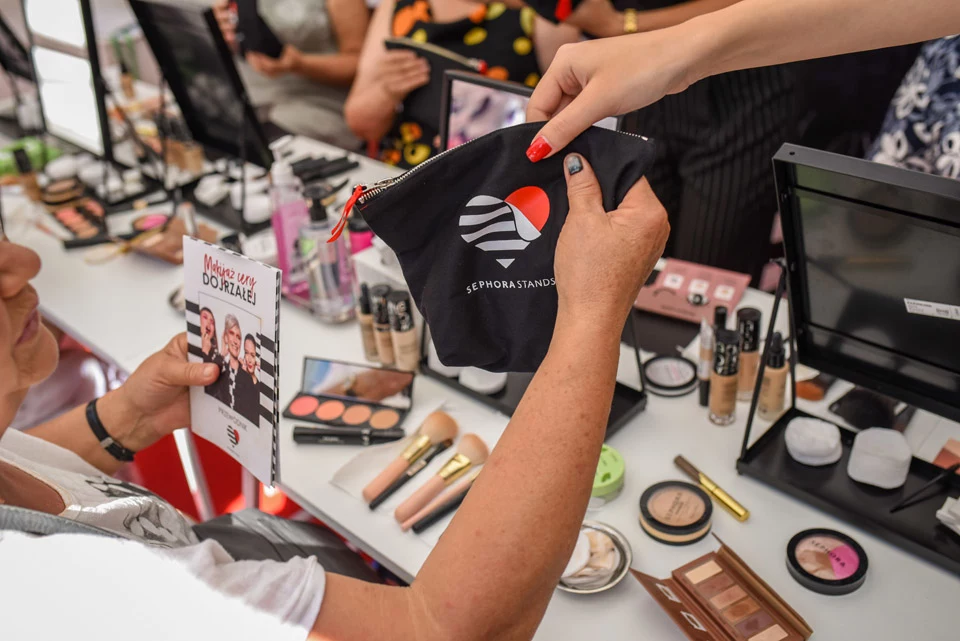 Dużo radości wniosły również zdjęcia z zabawnymi gadżetami, które seniorzy mogli zrobić sobie w przygotowanej przez Sephora fotobudce i otrzymać na miejscu wydruk zdjęcia. Dużo radości wniosły również zdjęcia z zabawnymi gadżetami, które seniorzy mogli zrobić sobie w przygotowanej przez Sephora fotobudce i otrzymać na miejscu wydruk zdjęcia.