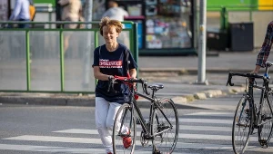 Jadwiga Emilewicz z rowerem