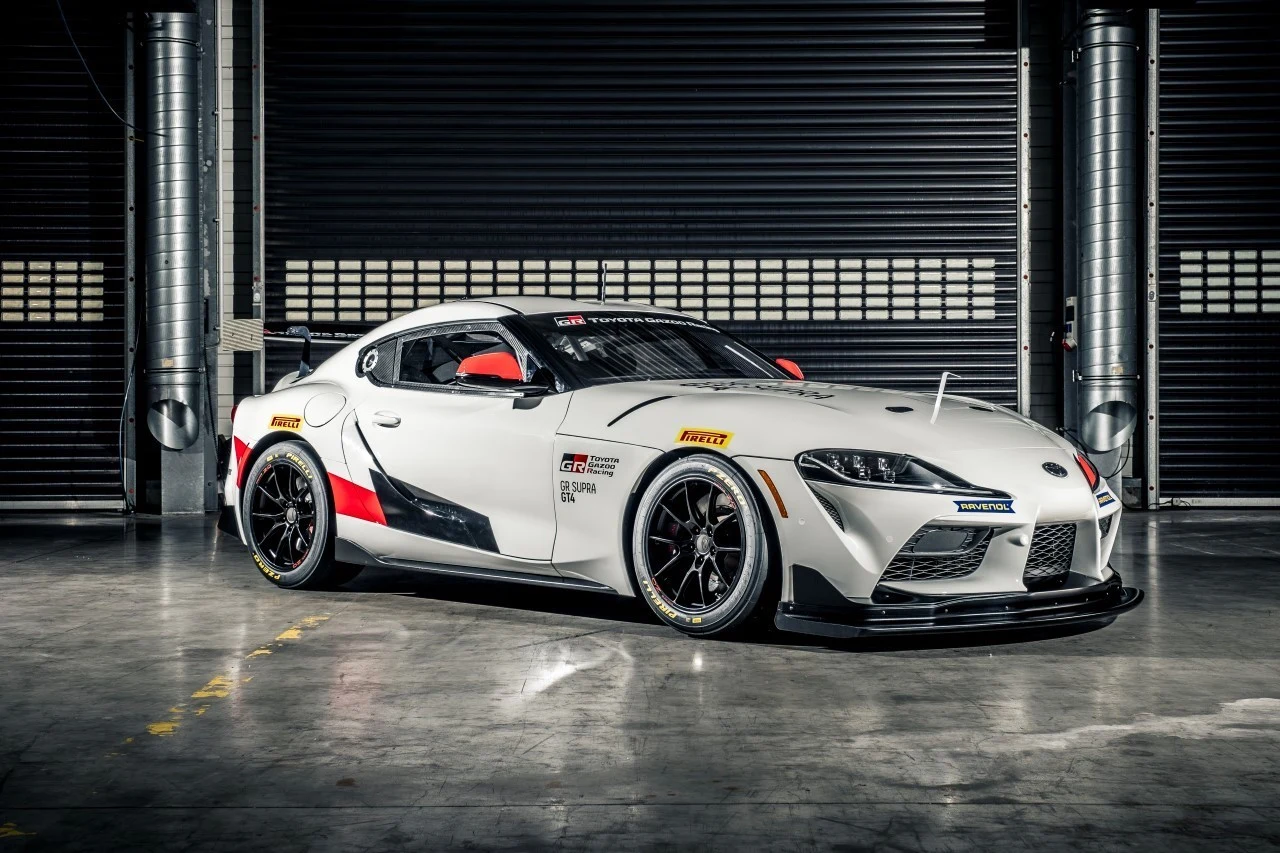 W tym roku Toyota Supra powróciła do salonów marki, a także na tory wyścigowe. Samochód ma już za sobą start w wyścigu 24 Hours of Nürburgring, rywalizuje w NASCAR Xfinity Series i driftingu, a w przyszłym roku ma znowu jeździć w Super GT. Toyota przygotowała również Suprę w specyfikacji GT4, bowiem ta kategoria cieszy się coraz większą popularnością wśród zespołów prywatnych. Toyota GR Supra GT4 to samochód wyścigowy zbudowany na bazie drogowego auta. Konstrukcja wciąż dysponuje 3-litrowym silnikiem R6 z turbosprężarką i automatyczną skrzynią biegów, ale otrzymała spore tylne skrzydło i przedni dyfuzor z włókien naturalnych, wydech Akrapovič oraz wnętrze w pełni przystosowane do wyścigowych przepisów. Samochód ma trafić na tory już w przyszłym roku. 