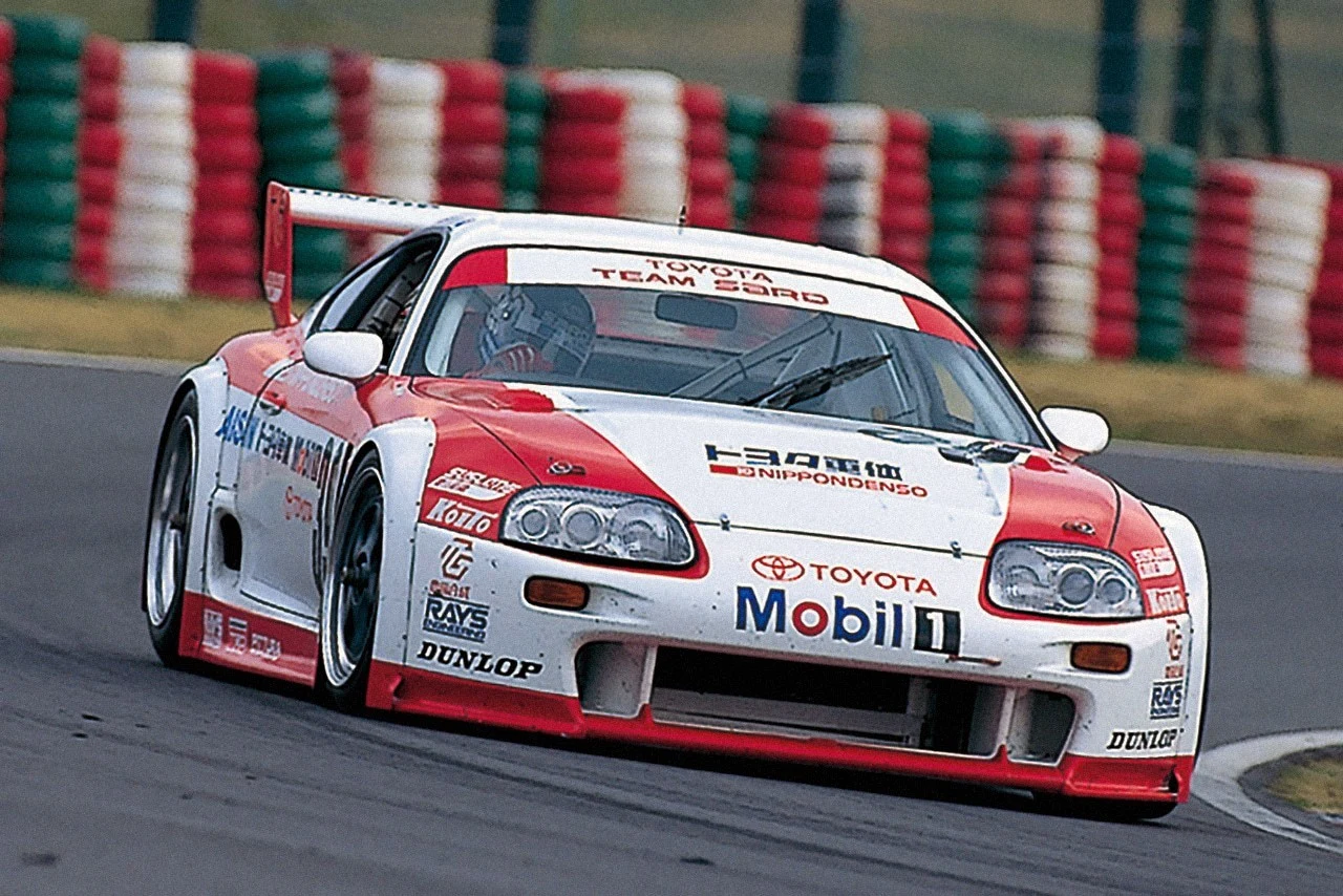Wyścigowa Supra szalała nie tylko na japońskich torach. Wraz z Team Sard samochód wystartował również w legendarnym wyścigu Le Mans 24h. I to dwukrotnie. Auto otrzymało nadwozie z kevlaru i włókna węglowego, z tego drugiego materiału wykonano również hamulce. A pod maską Supry LM znalazł się silnik - również 4-cylindrowy i ponad 2-litrowy - o mocy przekraczającej 650 KM. Połączono go z 6-biegową, sekwencyjną skrzynią. Pierwszy start nastąpił w 1995 roku. Bojowy chrzest nie był dla auta ani zespołu łatwy, ale ciężka praca kierowców i mechaników pozwoliła ukończyć jeden z najtrudniejszych wyścigów świata na 14. miejscu w klasyfikacji końcowej. W następnym roku Toyota Supra LM została dodatkowo ulepszona i powróciła do Francji. Niestety z powodu wypadku na 205 okrążeniu auto nie ukończyło rywalizacji. 