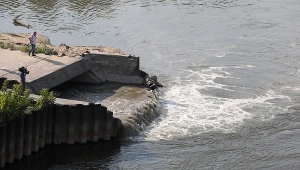 Ścieki wpływające do Wisły na wysokości ul. Farysa na Bielanach