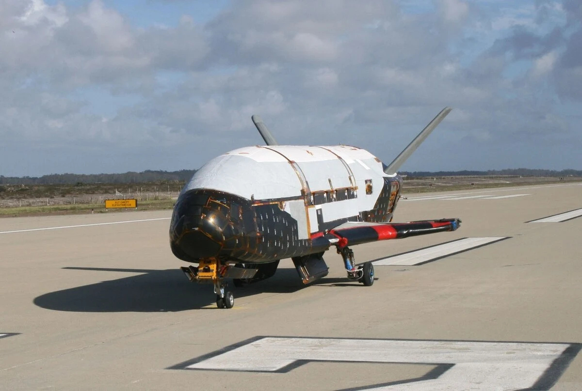 Samolot kosmiczny X-37B z wyglądu przypomina wahadłowiec NASA Samolot kosmiczny X-37B z wyglądu przypomina wahadłowiec NASA