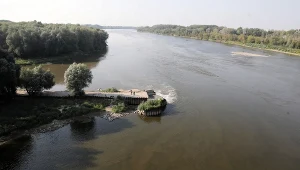 Ścieki wpływające do Wisły na wysokości ul. Farysa na Bielanach, gdzie doszło do awarii kolektora